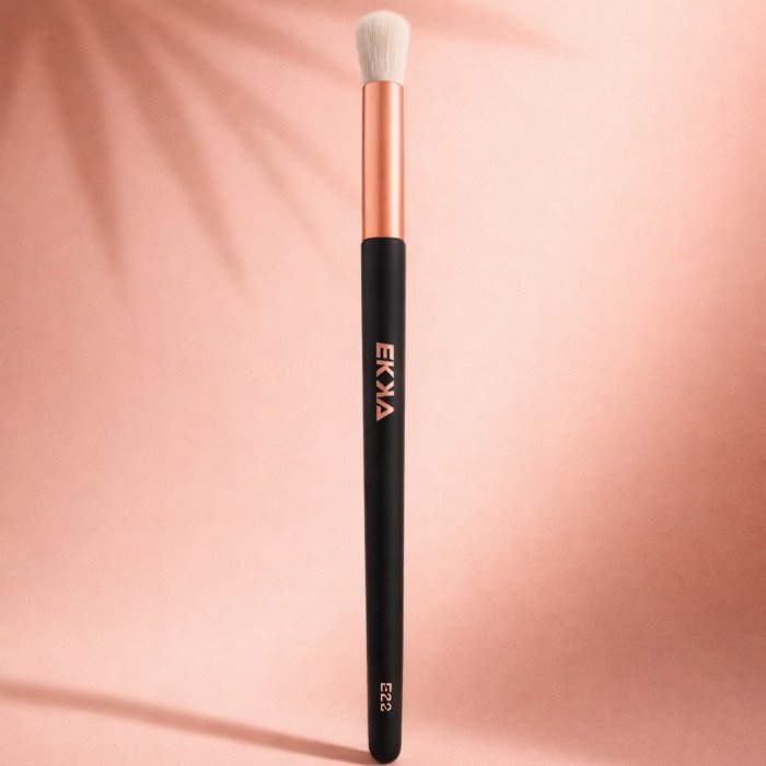 მოძრავ ქუთუთოზე ჩრდილის დასადები ფუნჯი